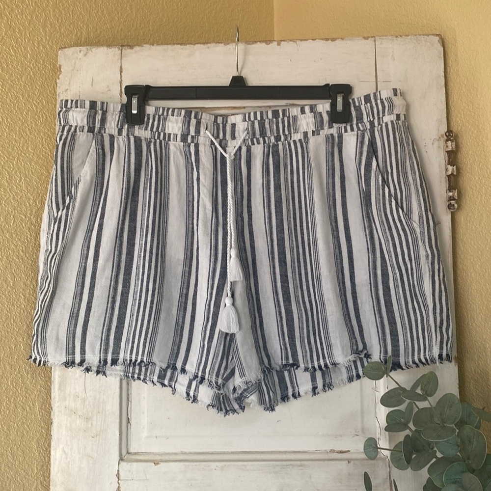 Time & Tru Women’s Linen shorts Sz 2XL Color is Navy & white